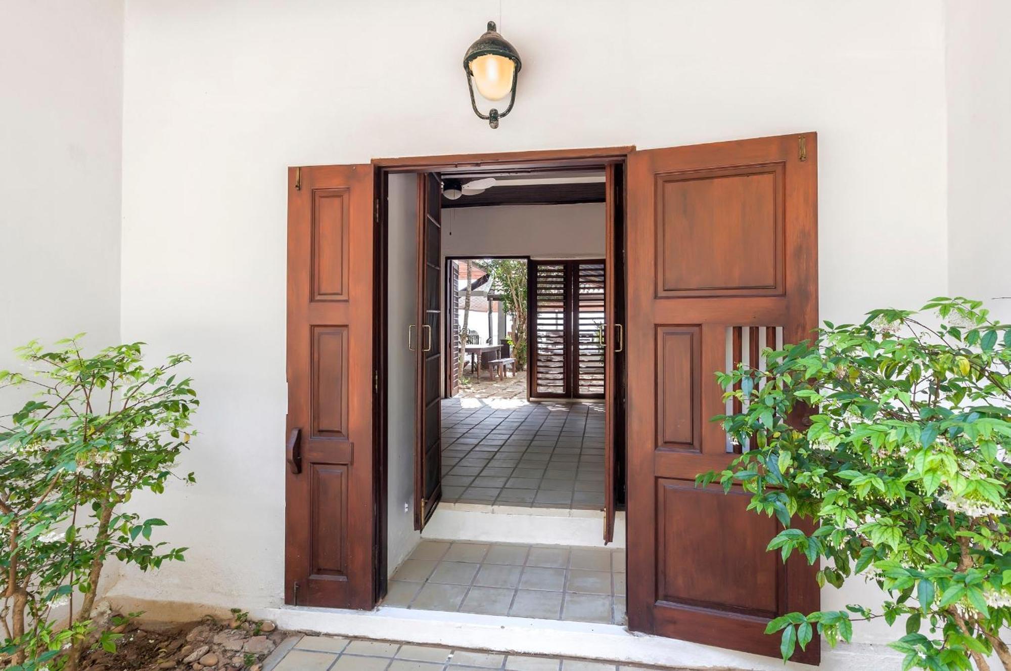 Baan Khunying - Secluded Phuket Beachfront Villa Rawai エクステリア 写真