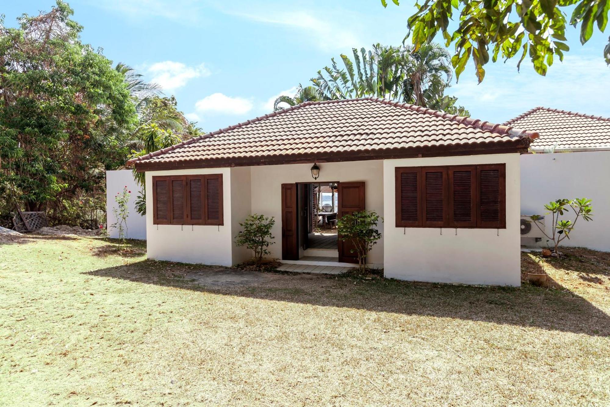 Baan Khunying - Secluded Phuket Beachfront Villa Rawai エクステリア 写真