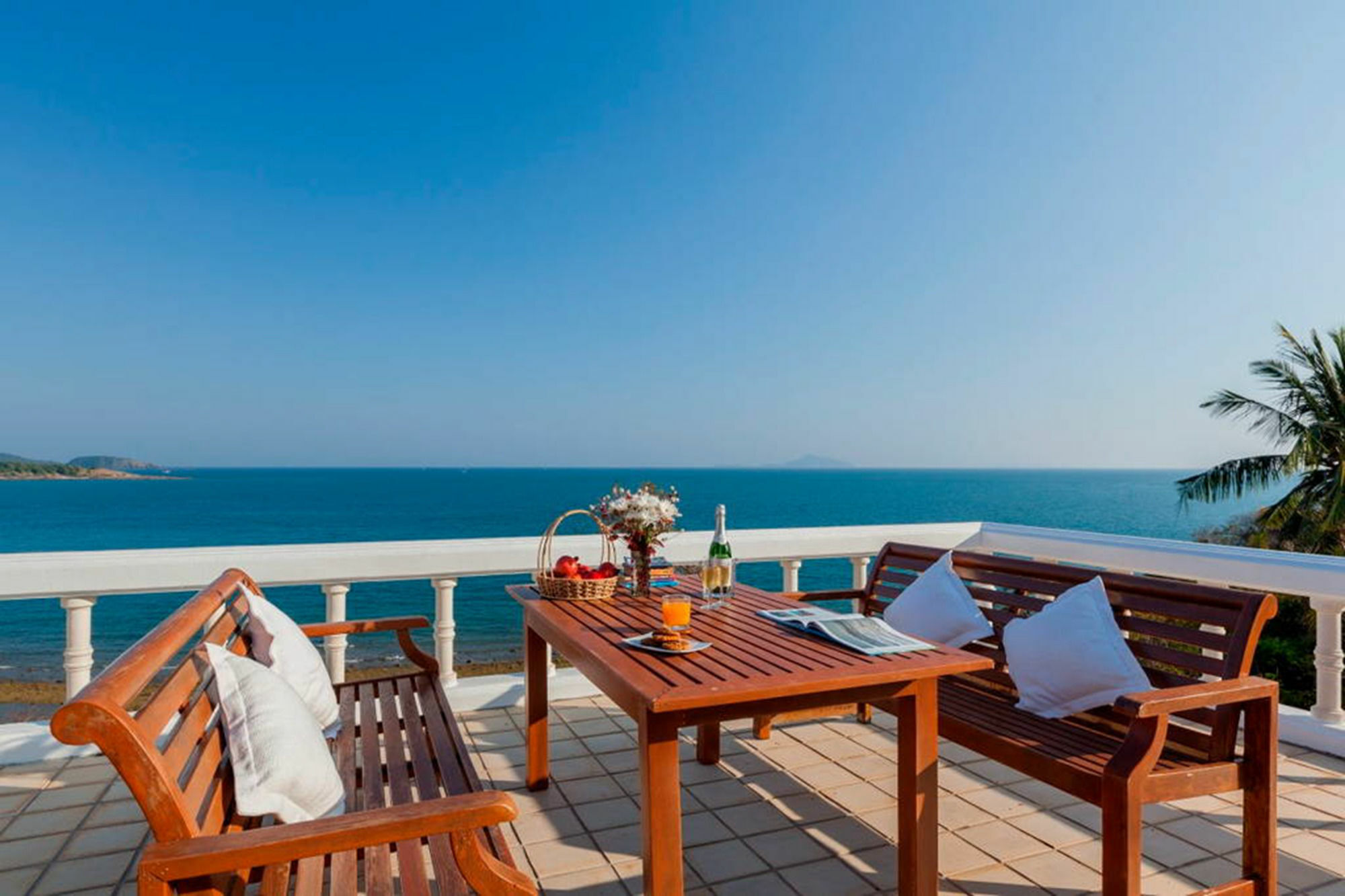 Baan Khunying - Secluded Phuket Beachfront Villa Rawai エクステリア 写真